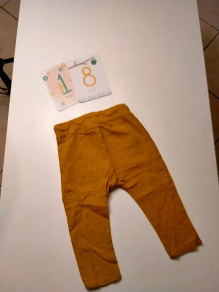 Pantalon bébé moutarde Kiabi 18 mois - photo numéro 3