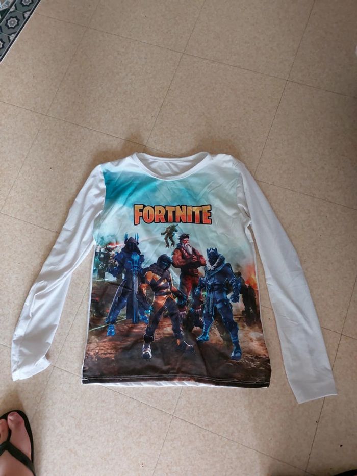 Haut fornite très bon état