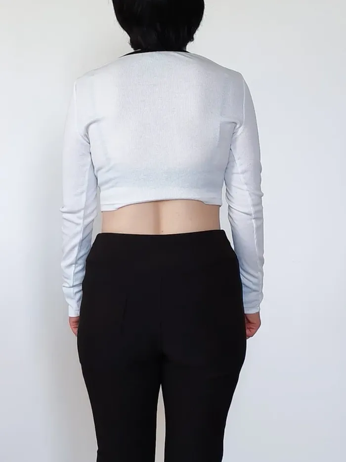Crop top blanc à manches longues bordures noires découpe poitrine  Y2K –  T38 - photo numéro 3