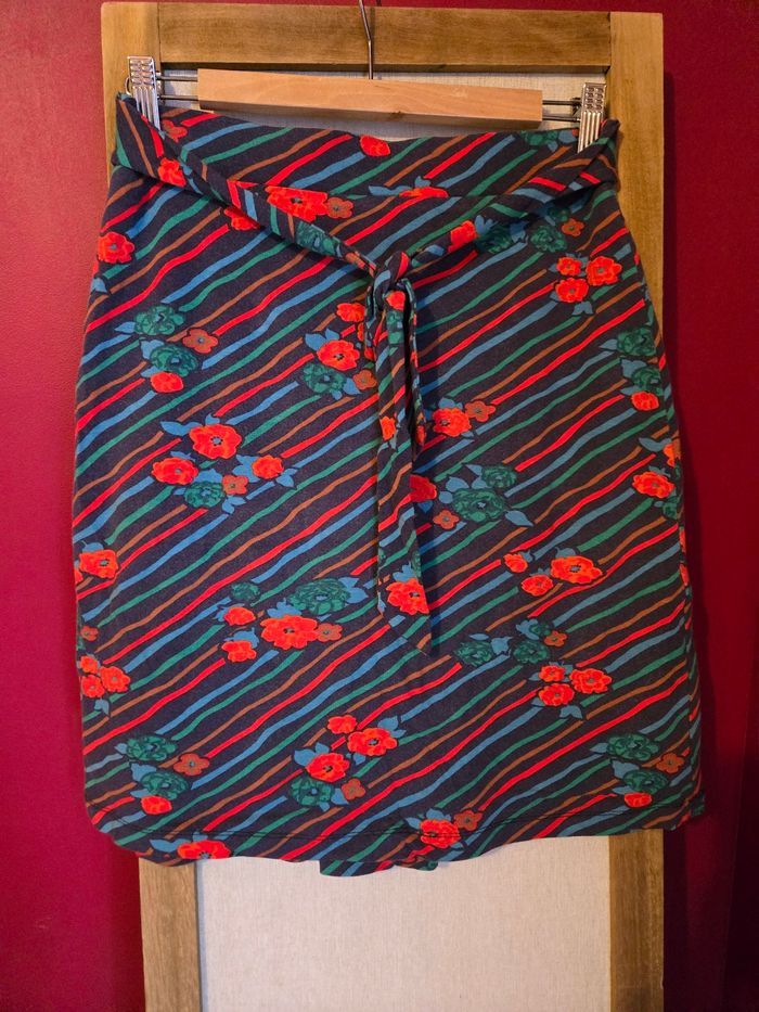 Jupe colorée au dessus du genou