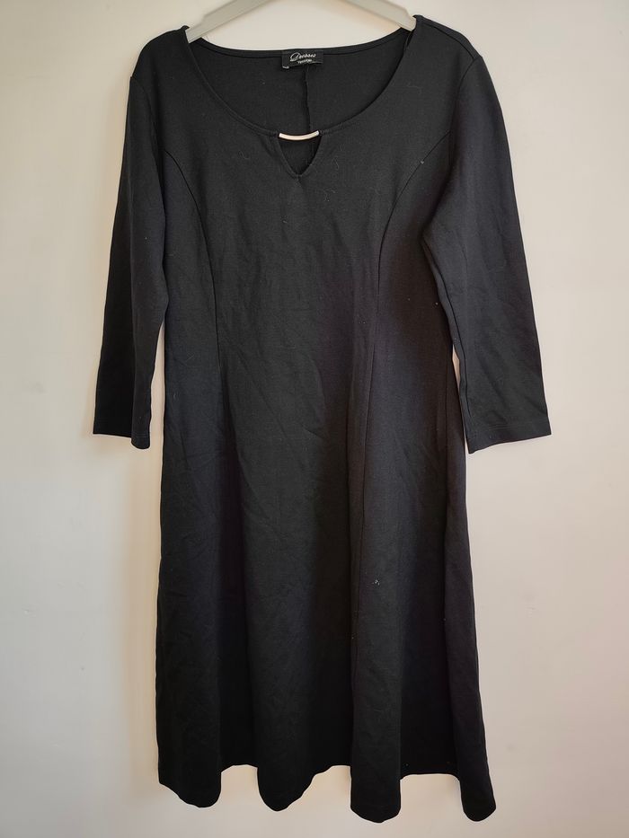 Robe noire Yessica (C&A) M – coupe évasée & détail métal au col