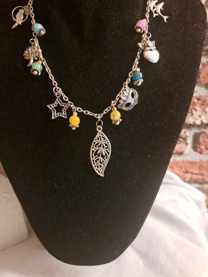 Magnifique collier breloques argenté et perles multicolore - photo numéro 5