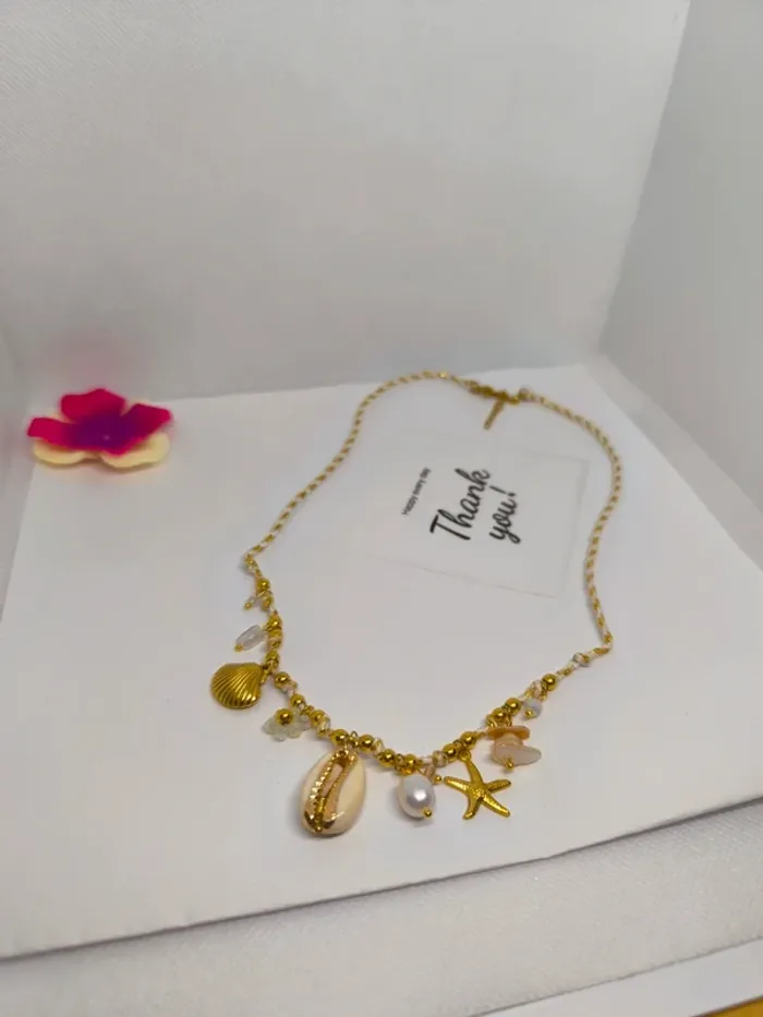 Collier doré et beige avec charms marins et fleur - photo numéro 3