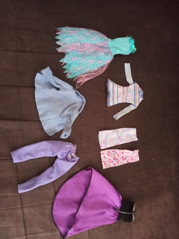 Lot Vêtements pour poupées Barbie ou autres (taille fine)
