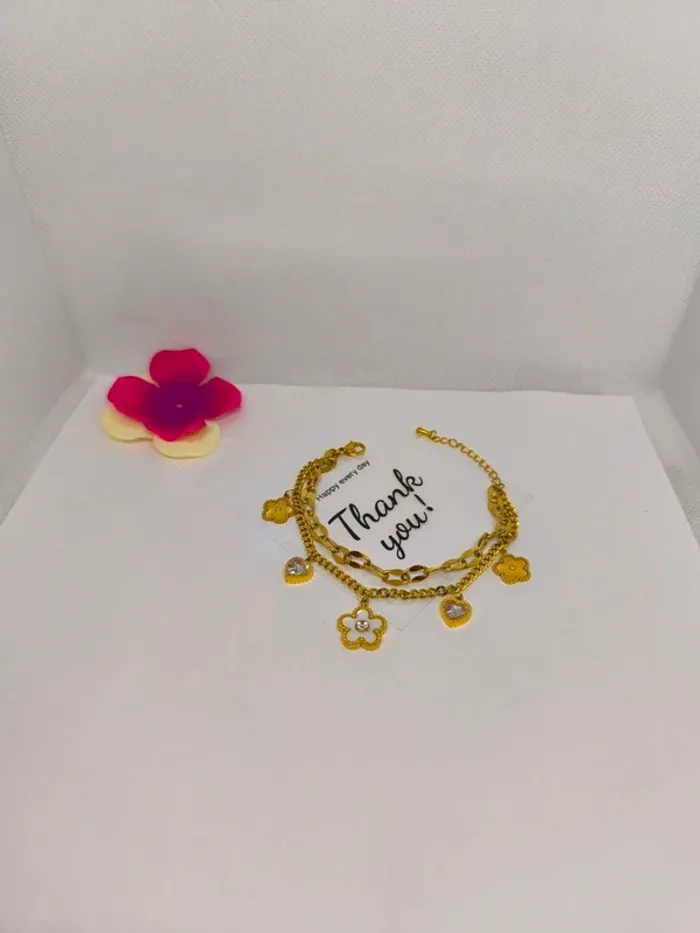 Bracelet doré et blanc nacré avec coeurs et fleurs - photo numéro 2