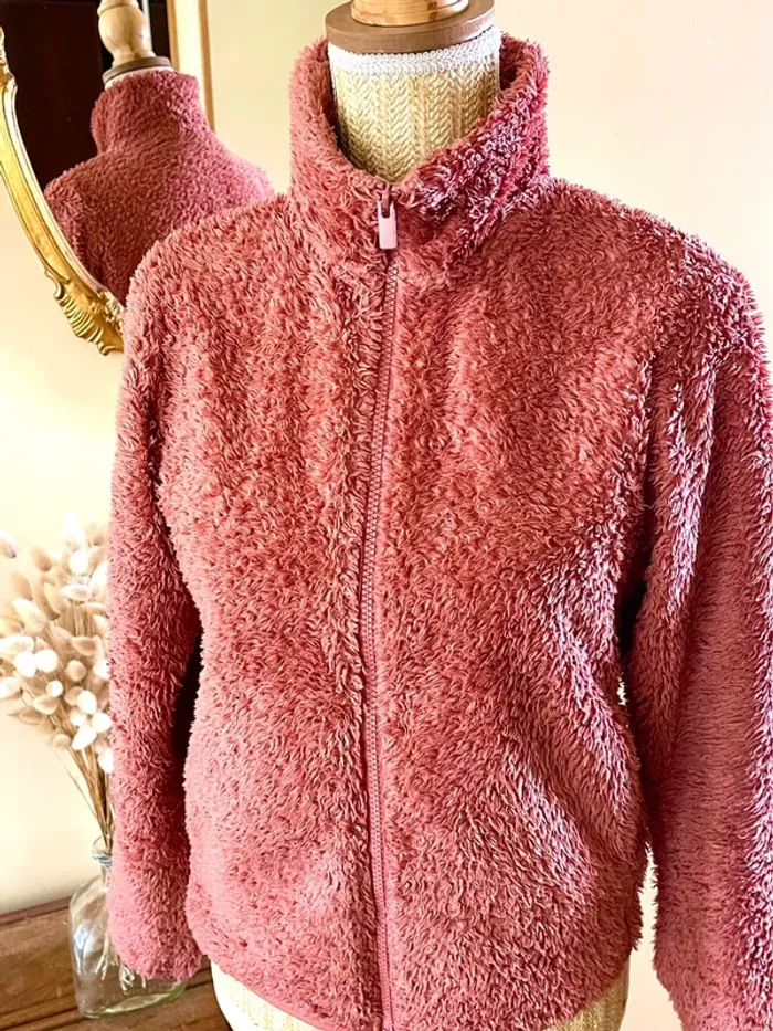 sublime Veste zippee pilou molletonnee douce couleur rose foncee  Uniqlo taille XS - photo numéro 2