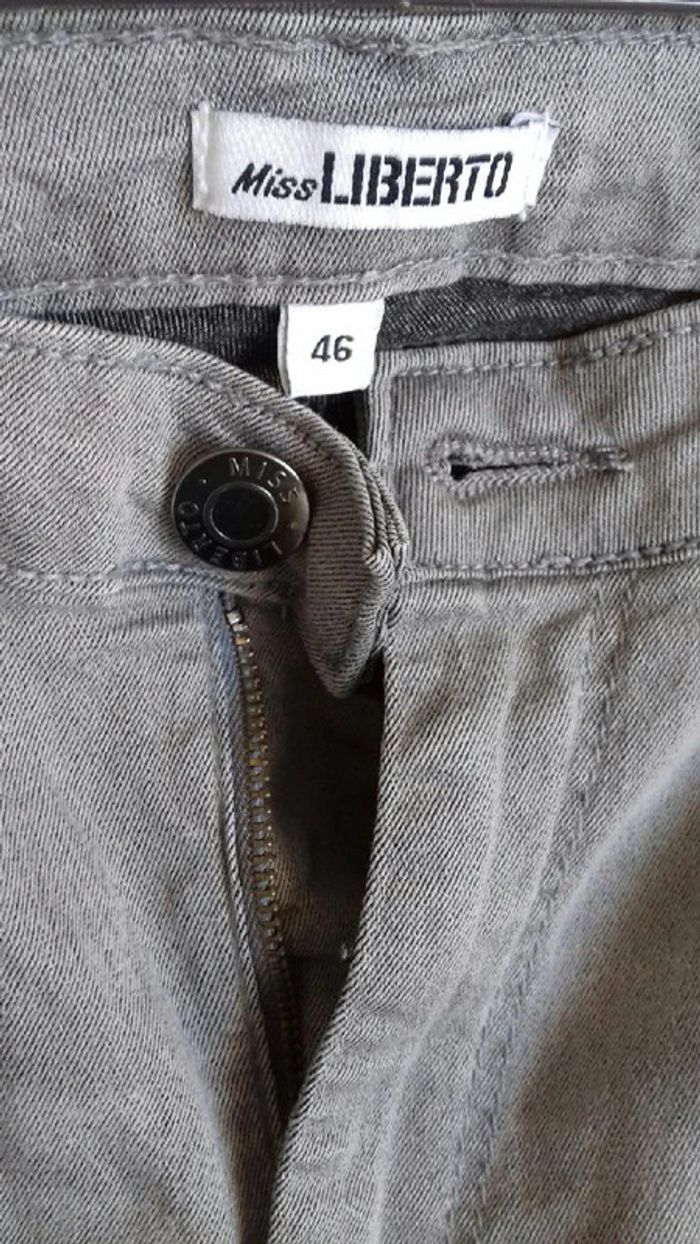 Pantacourt gris effet jean usé taille 46 - photo numéro 2