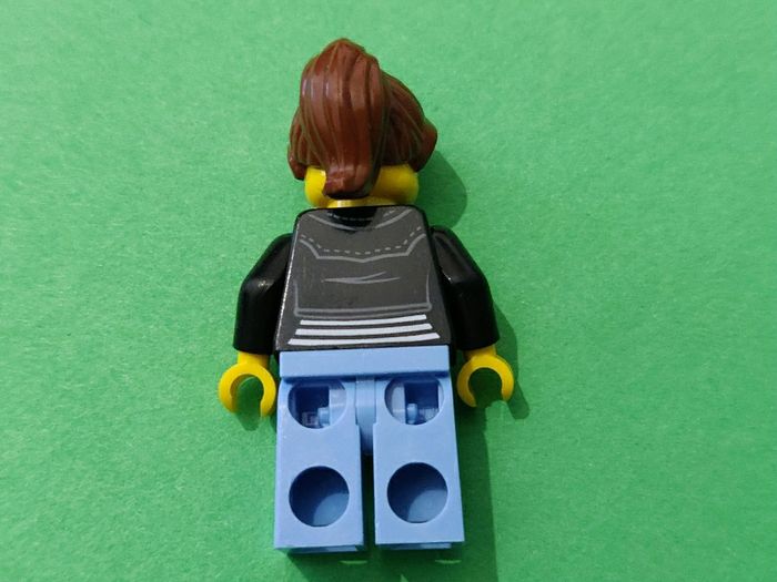 Figurine Lego Femme blouson en cuir - Excellent état - vrai Lego - photo numéro 4