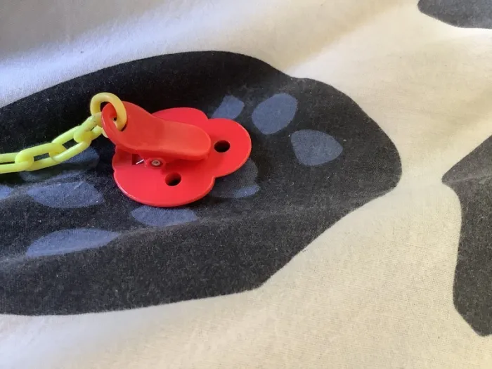 Attache sucette / accroche sucette coccinelle jaune et rouge - photo numéro 2