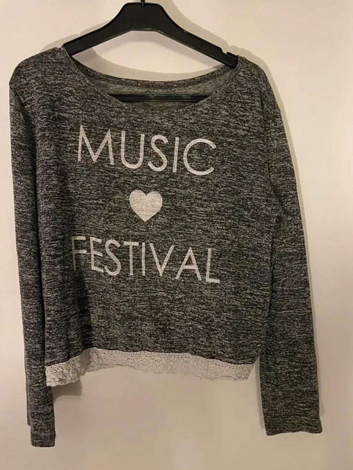 Jolie pull léger taille 36 - S en très bon état