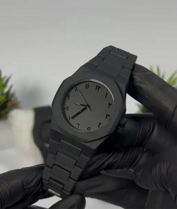 Montre noire avec chiffres arabes
