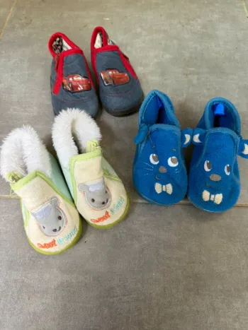 Lot de 3 paires de chaussons pointure 19 cars, moutons