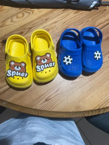 2 paires de crocs