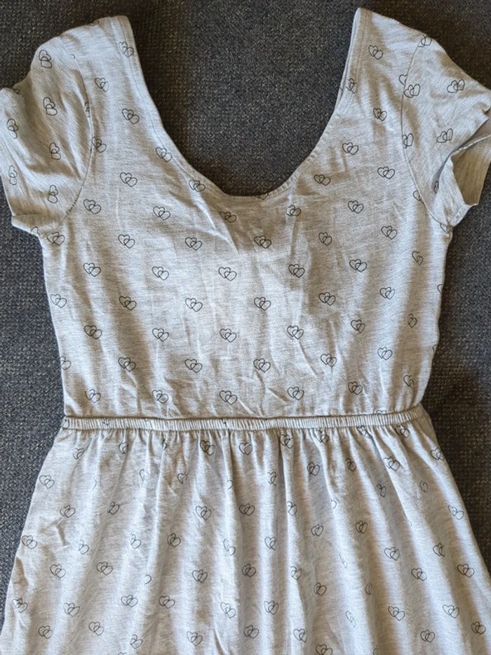 Robe grise avec coeurs dos nus et noué - photo numéro 2