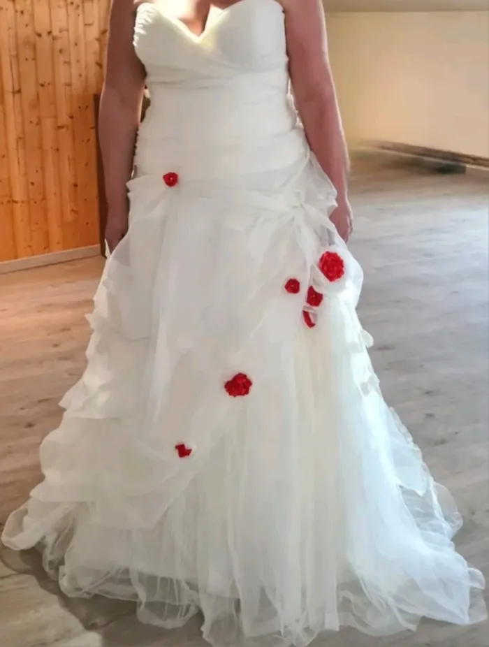 Robe de mariée blanche avec fleurs rouges taille 48 à 54 laçage dos en bon état Cosmobella