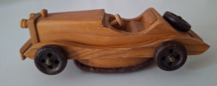 Mercedes en bois, objet ancien
