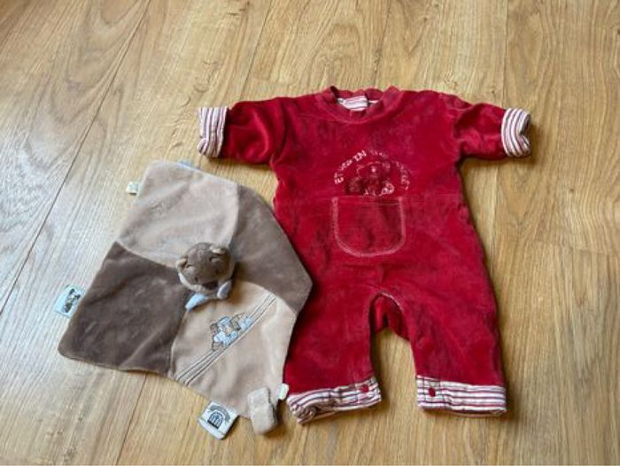 Combinaison et doudou