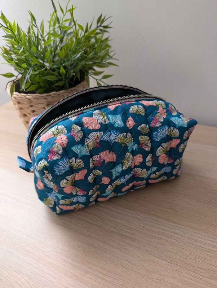 Trousse matelassée pour maquillage etc - photo numéro 4
