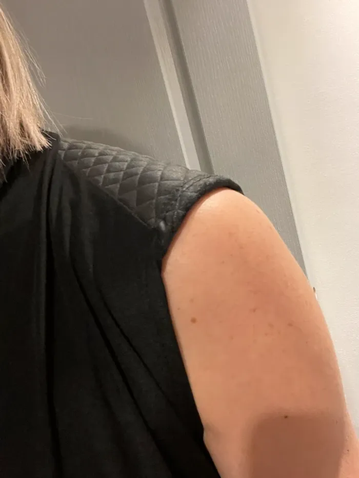Jolie robe noir fluide taille 38/40 - photo numéro 3