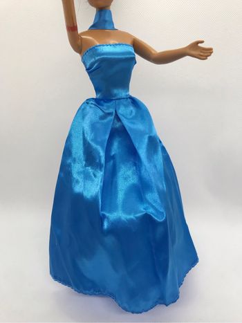 Robe longue de soirée dos nu satin bleu roi compatible poupée mannequin type Barbie