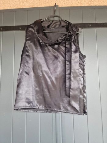 Blouse noire effet satin avec col lavallière