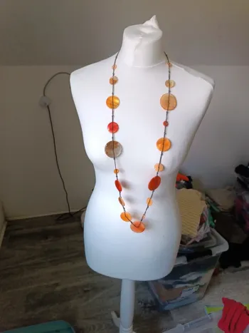 Collier boutons orange 55 cm