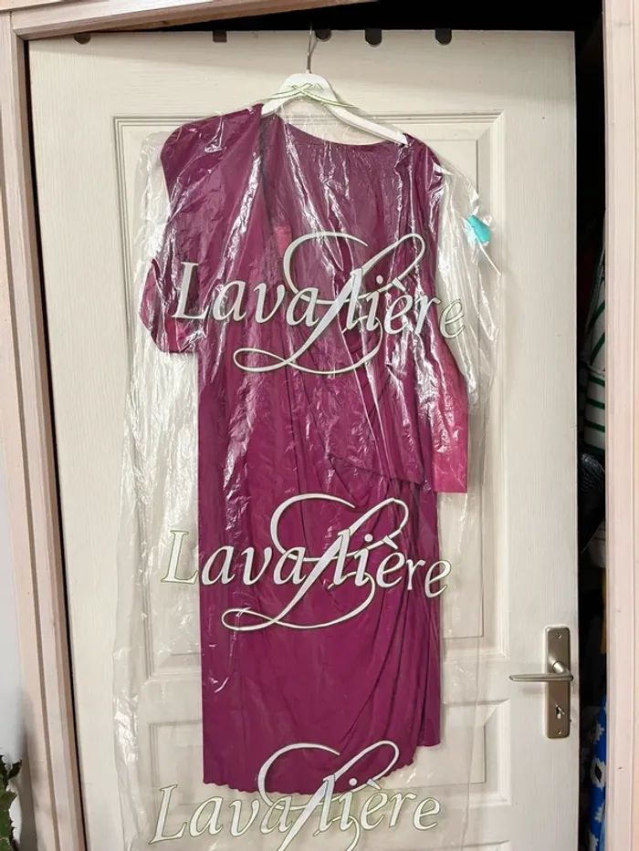 Superbe robe fuchsia foncé, St-Martins, coupe originale mais simple , Taille 40 - photo numéro 2