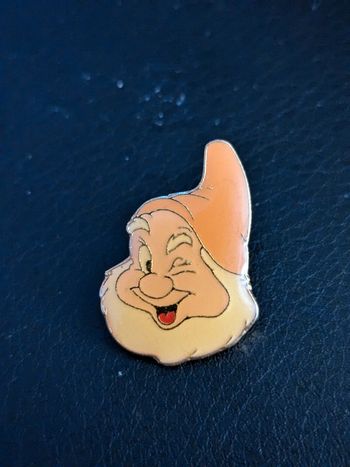 Pin's Disney Nain Joyeux Blanche Neige