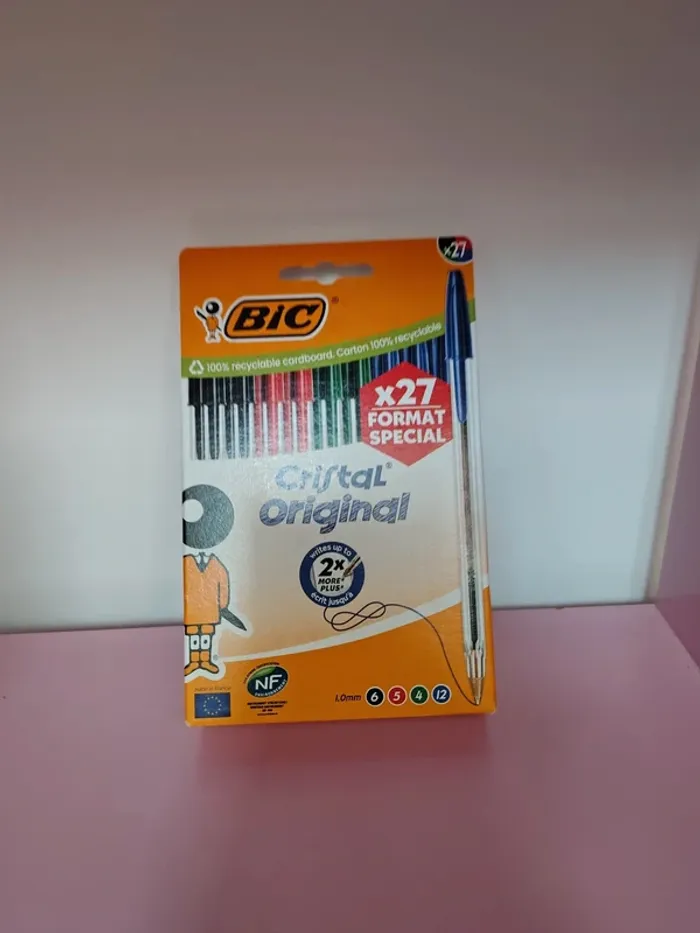 Boite de 27 stylos cristal bic rouge bleu noir vert neuf
