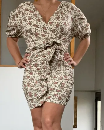 Robe beige à fleurs moulante sexy