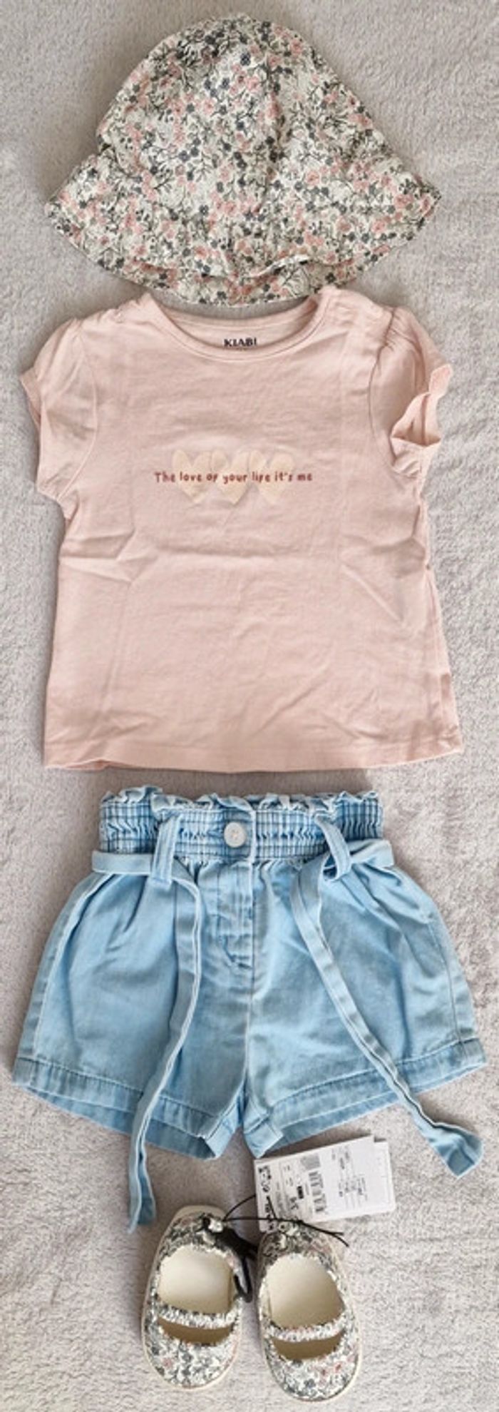 Ensemble 6M été fille kiabi (neuf) :
T-shirt + short + chapeau + chaussures - photo numéro 2
