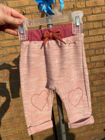 Pantalon avec cœurs sur les genoux 6 mois