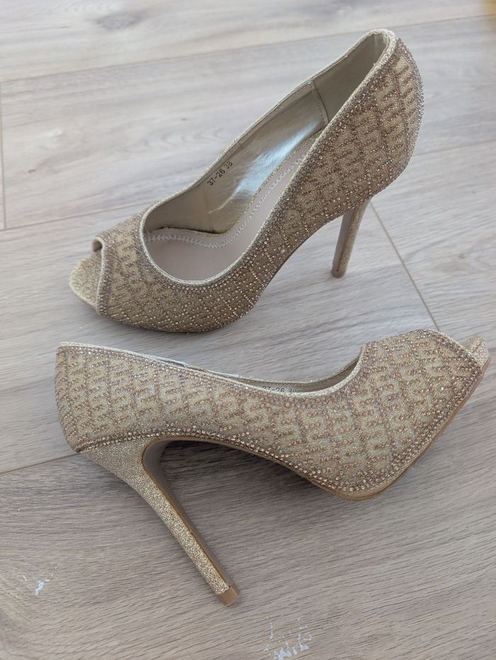 Chaussures hauts talons dorées 38
