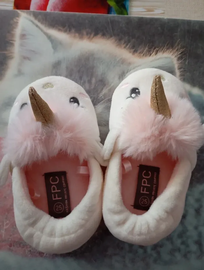 Chaussons licorne pointure 25 - photo numéro 2