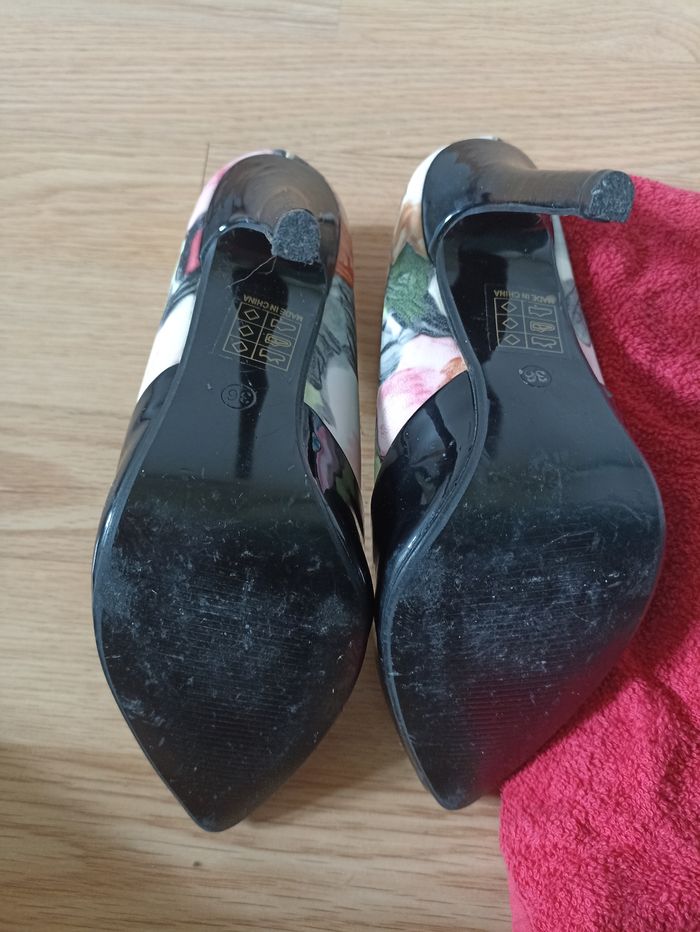 Escarpins vernis noirs avec imprimé fleurs fondues - photo numéro 6