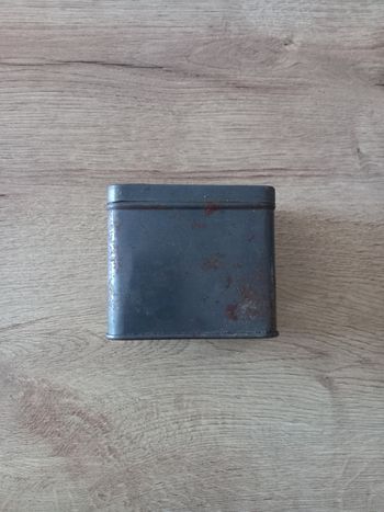 Boite ancienne en métal.