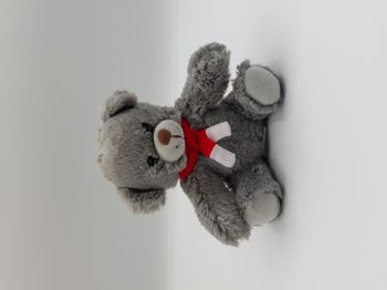 Peluche doudou ours gris BUFFALO GRILL écharpe rouge blanc 16 cm yeux durs