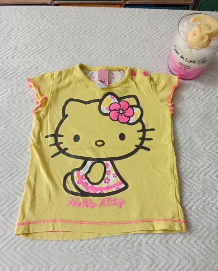 T-shirt fille ⭐ très bon état ⭐ Taille 9-12 mois ⭐ Hello Kitty