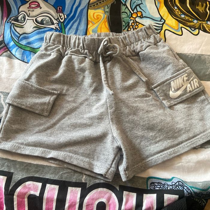 Short Nike taille quatre ans