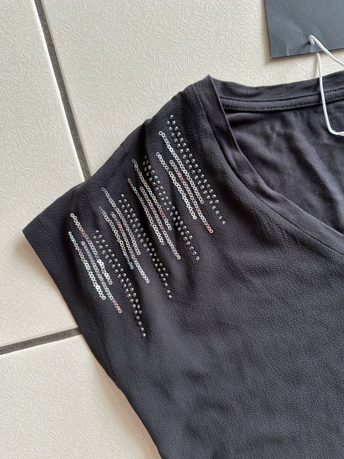 Tee shirt gris foncé / sequins épaule ONLY taille 36 col V NEUF - photo numéro 6