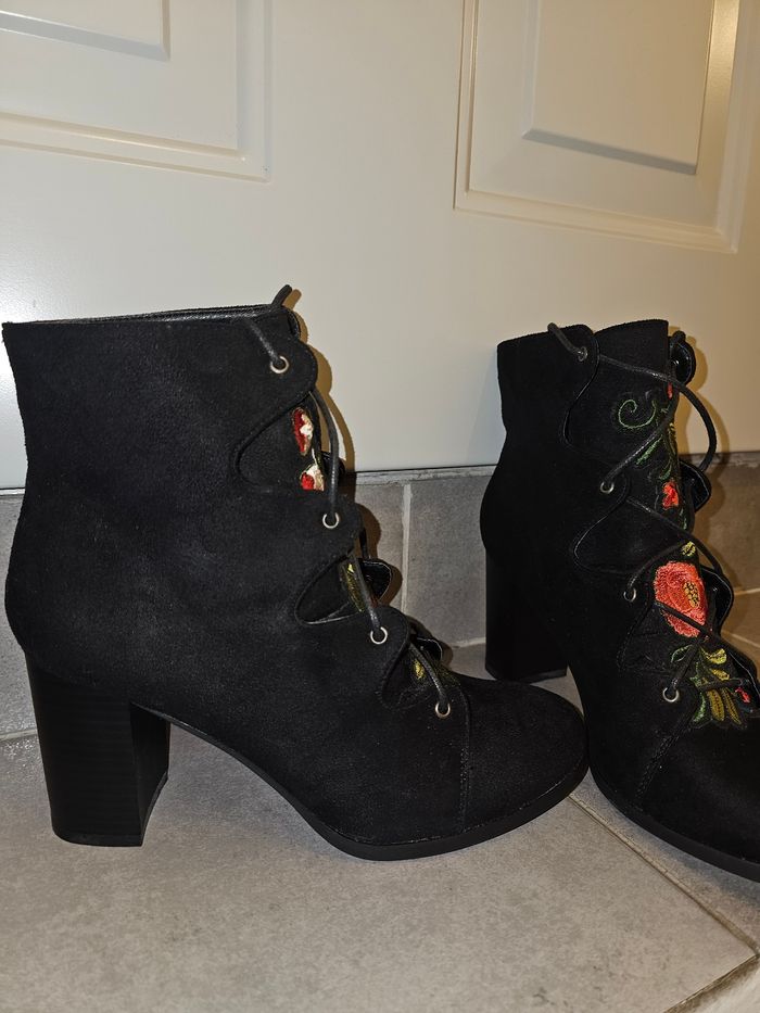 👢 Bottines à talons Miss Liberto – Motifs fleurs – Taille 40 – Talons 8,5 cm - photo numéro 10
