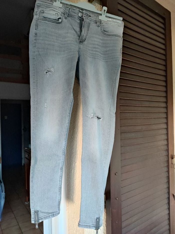 Joli jeans Zara gris clair