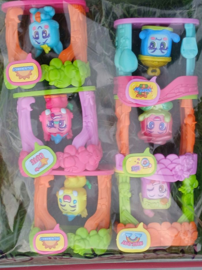 Moji Pops divers