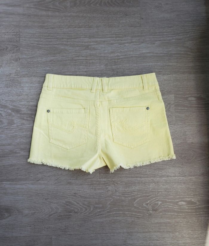 Short jaune - photo numéro 2