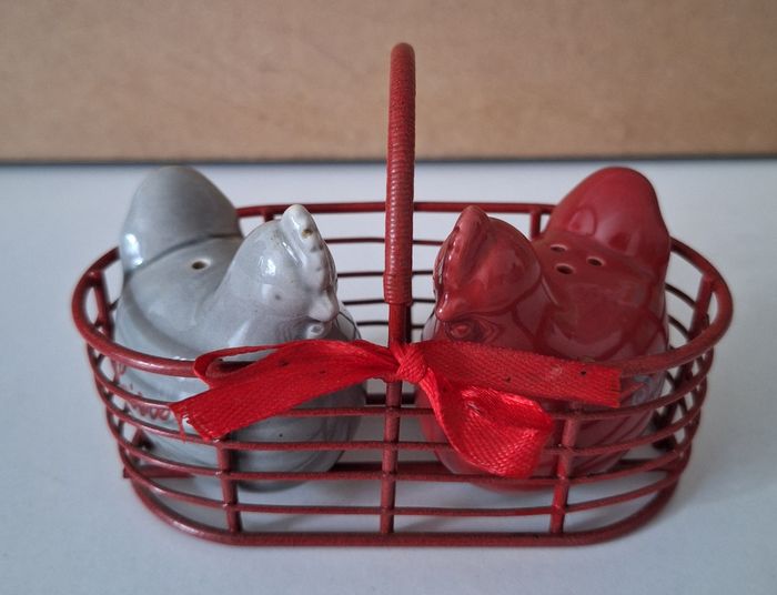Petit panier avec salière et poivrière en forme de poules - photo numéro 2