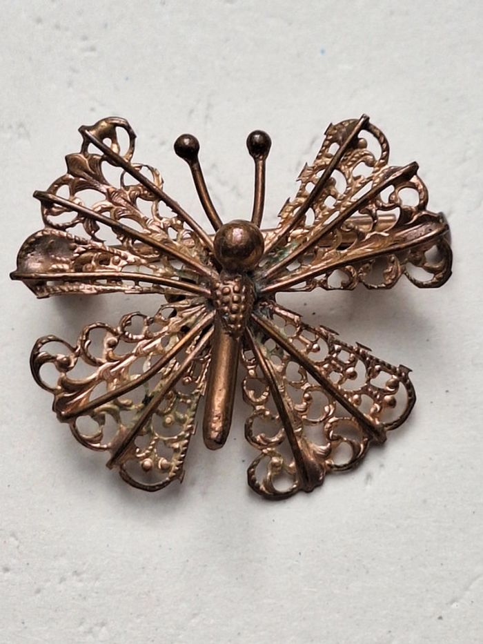 Broche papillon vintage dorée, métal ajouré, bijou ancien raffiné, accessoire rétro élégant - photo numéro 2