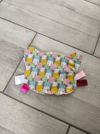 Doudou en tissu tête de chat avec étiquette