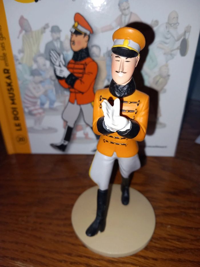 Figurine le roi muksar enfile ses gants - photo numéro 5