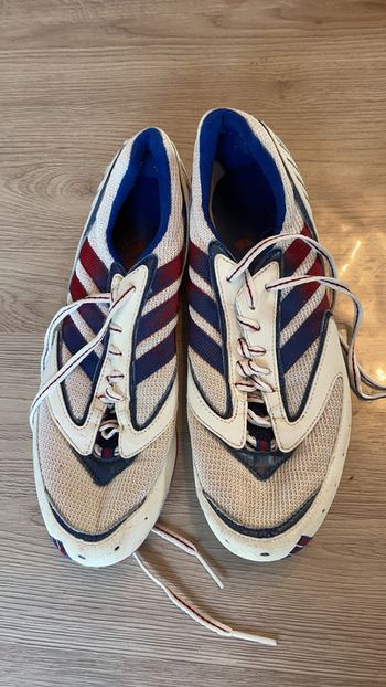 Chaussures Adidas à crampons pointure 40