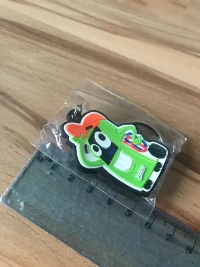 porte clé vert neuf toujours en sachet jamais utilisé - photo numéro 2